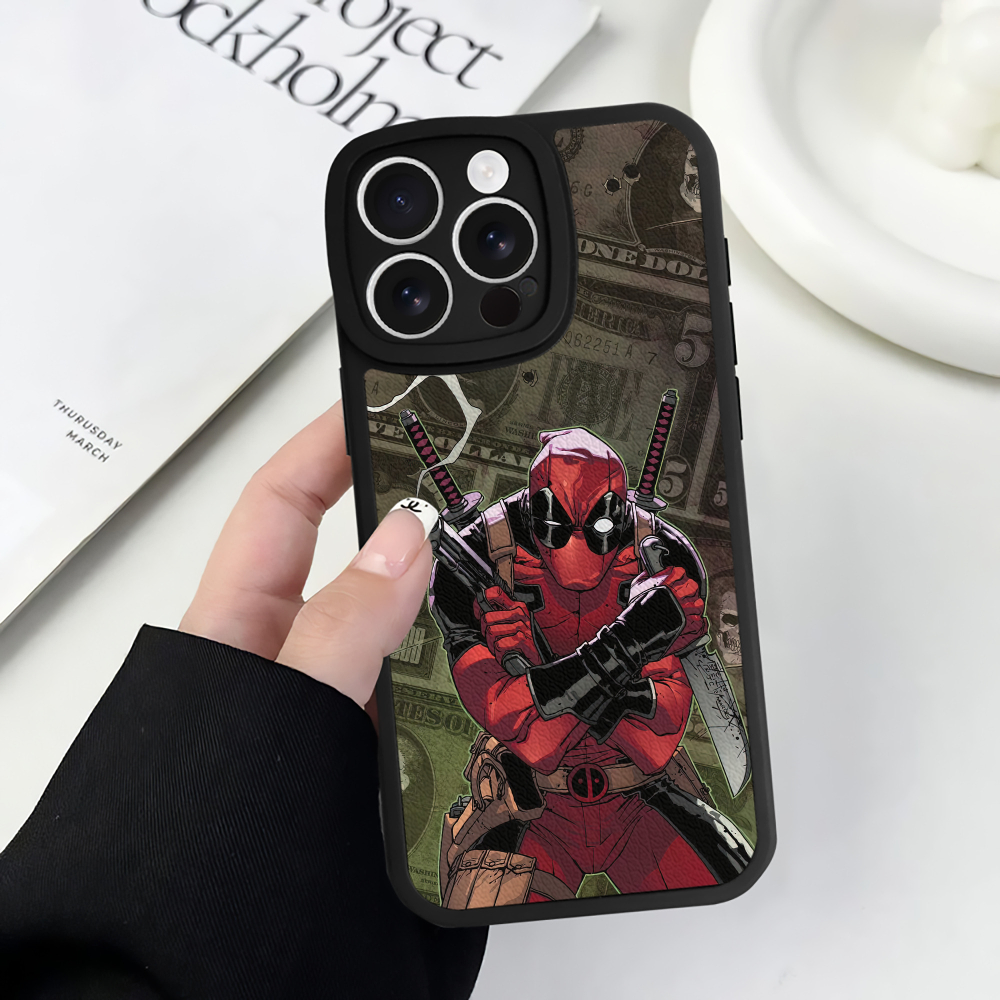 （画像用） Deadpool デッドプール 【iPhone 16シリーズ対応】シリコンスマホケース（レザー調） 材質：シリコン